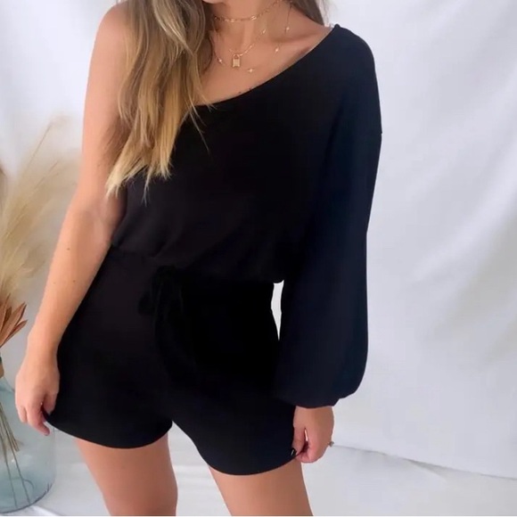 Blue Blush NWT black one shoulder romper - Picture 4 of 4